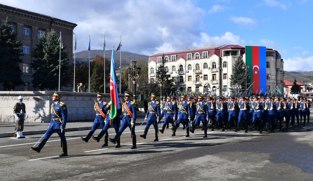 Prezident və birinci xanım Xankəndi şəhərində keçirilən hərbi paradda iştirak ediblər - YENİLƏNİB (FOTOLAR)